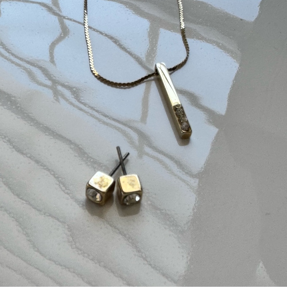 Elegant Gold Necklace and Earring Set